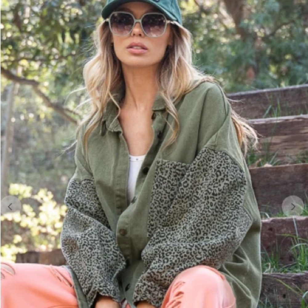 VINTAGE STYLE HI-LOW DISTRESSED LEOPARD DENIM SHIRT JACKET/SHACKET IN OLIVE